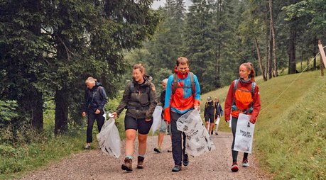 Das Foto zeigt Menschen beim Müllsammeln